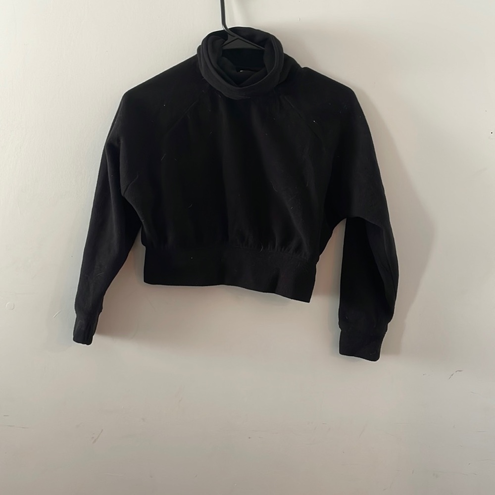 Old navy active cropped turtle neck size medium (8) kids